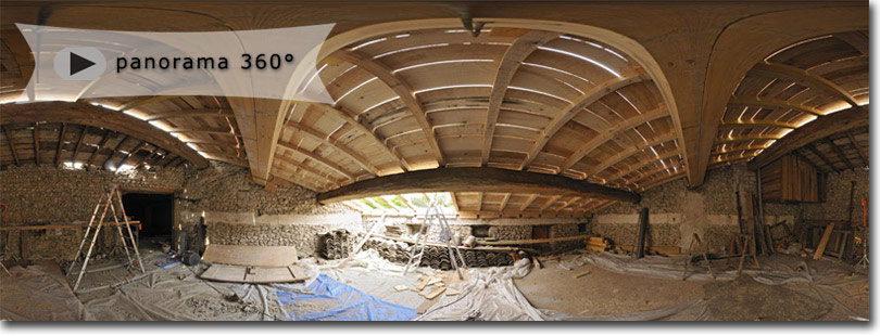 Photo panoramique sous le toit en réfection de la ferme en mai 2012